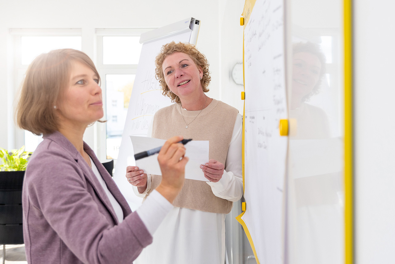 Anja Eglmeyer mit Kundin am Whiteboard
