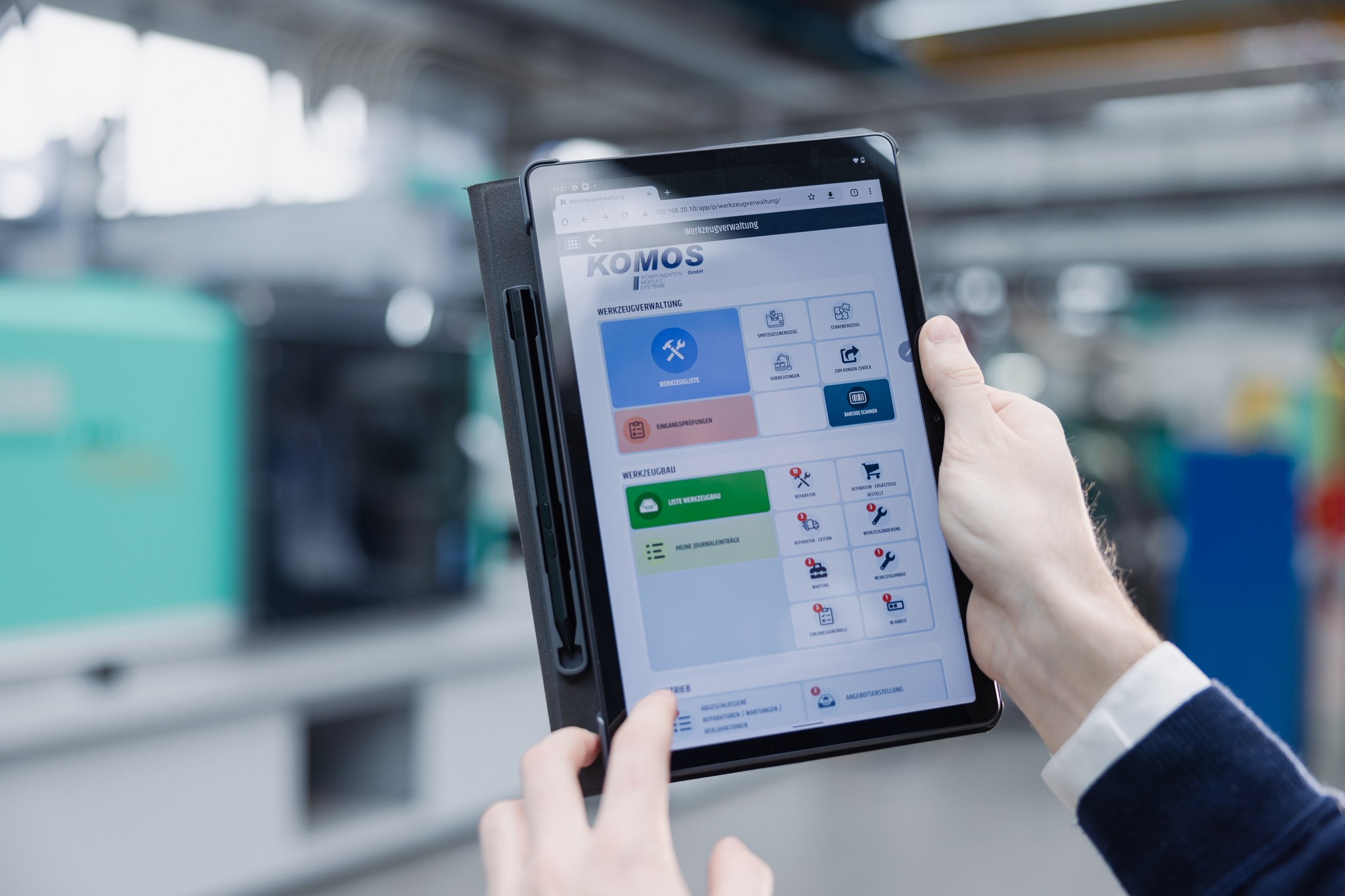 KOMOS Digitalisierung: Produktionsdaten und Werkzeugverwaltung per App in Echtzeit steuern. / KOMOS-App, Industry 4.0, Digitale Fertigung, Werkzeugverwaltung, Produktionssteuerung, Tablet, Smart Factory, Made in Germany Category: Technologie, Di