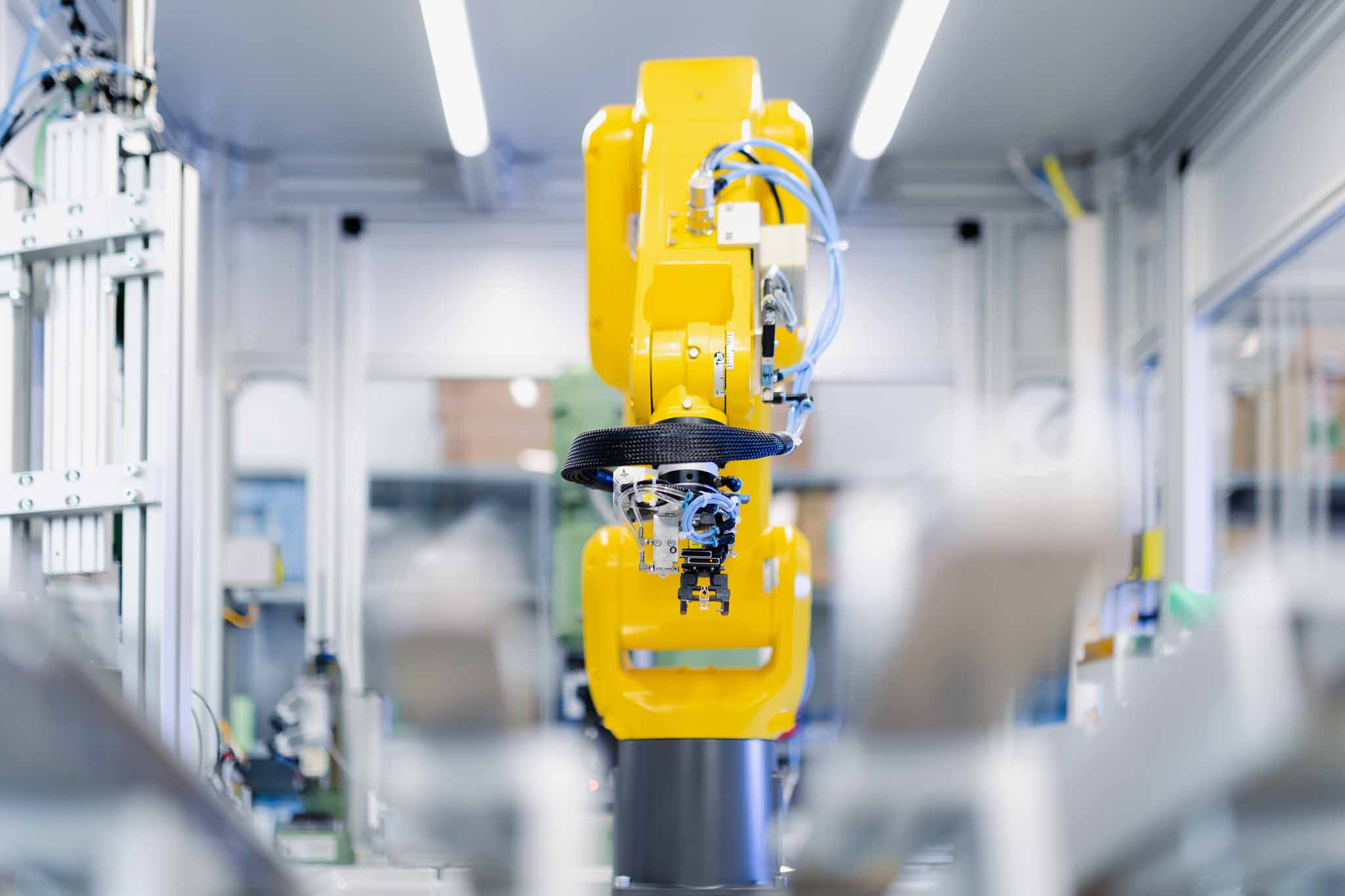 Industrieroboter Automatisierung Fertigung Industry 4.0 Produktionshalle Smart Manufacturing